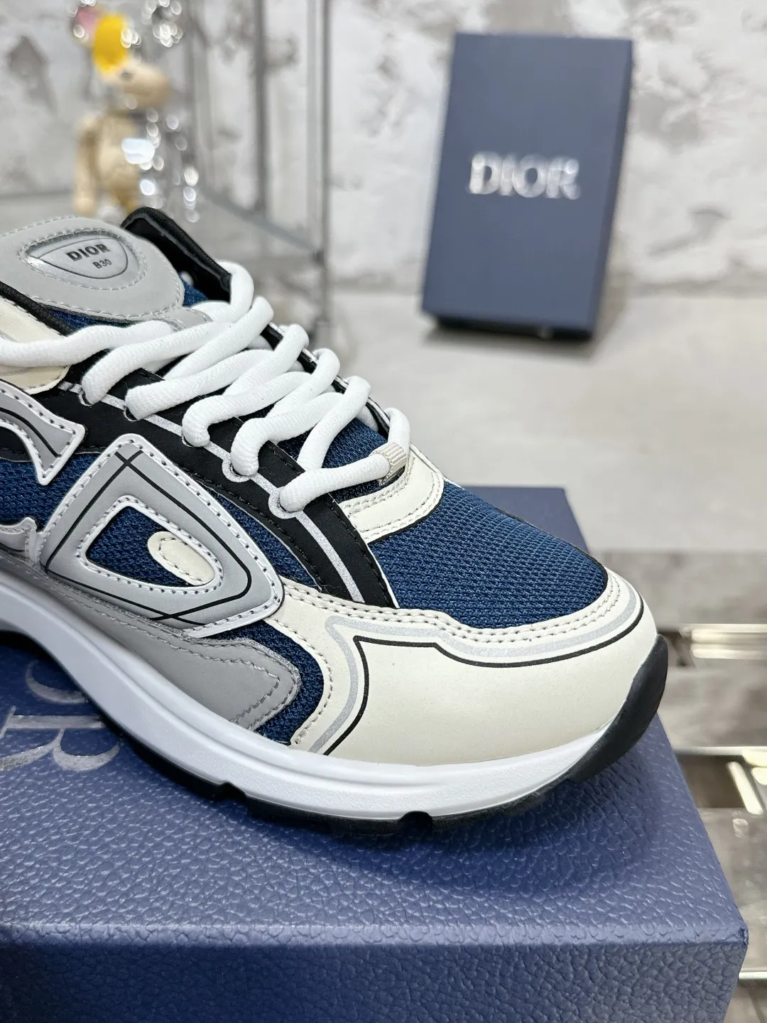 Men's men's shoes 💰600❤️❤️❤️High version Dior Dior's latest color matching B30 series reflective dad sneakers original 17380💰 purchased for development and production Brand new B30 sneakers Dad Shoes style shoes that follow the trend of the retro market The Dior logo on the tongue also indicates that this pair of shoes is the B30 model! B30 uses fine-textured leather and mesh cloth materials to form a shoe body. There are conspicuous letters CD on both sides of the shoe body to indicate identity. Many lines on the shoe body outline details to make the shoes look less monotonous and full of retro flavor. The delivery counter is exquisitely packaged🛍📦 ▪️Fabric: Original customized technical fabric + mesh ▪️Inner lining: Customized breathable lining ▪️Outsole: Original molded IP foam + TPU outsole ▪️Sole thickness: 3.5CM ▪️Size: Women’s size 35-40 / Men’s size 39-46